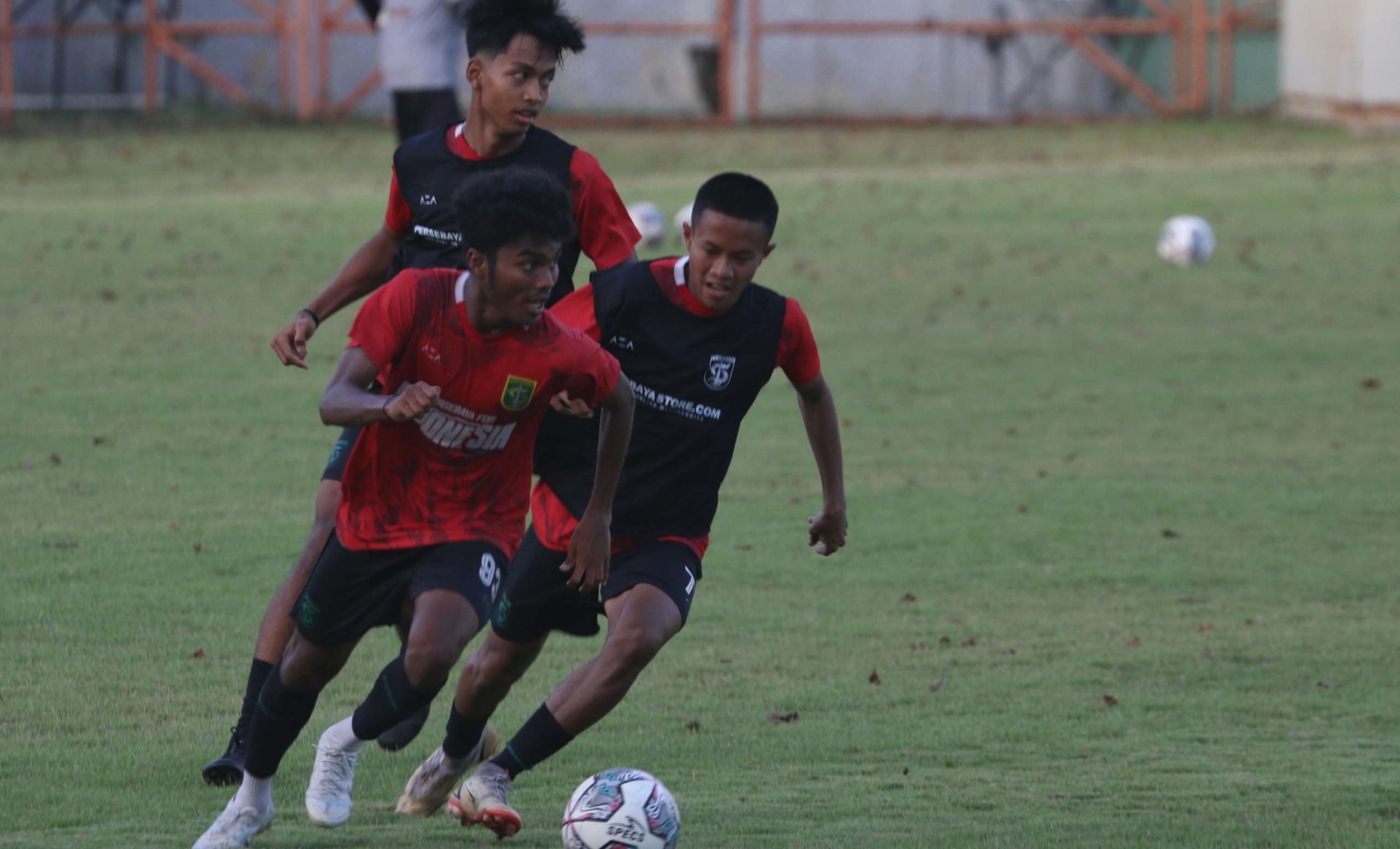Para pemain muda Persebaya saat menjalani latihan tim. (Foto: Fariz Yarbo/Ngopibareng.id)