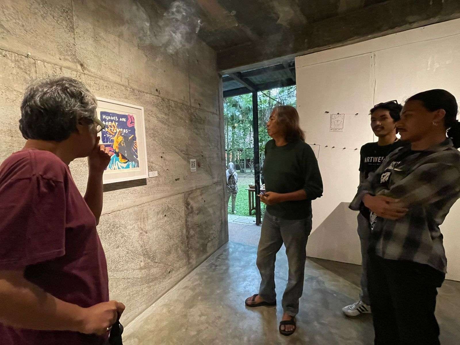 Butet Kertaredjasa bersama seniman muda dalam pameran seni lukis yang berlangsung di Galery Ada Sarang, Yogyakarta. (Foto: Istimewa)