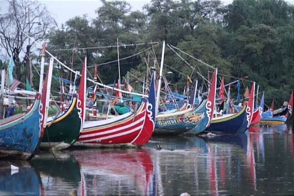 Sudah hampir sebulan,  perahu para nelayan di Situbondo diparkir akibat cuaca ekstrem dan gelombang laut tinggi.(foto: guido saphan/ngopibareng.id)