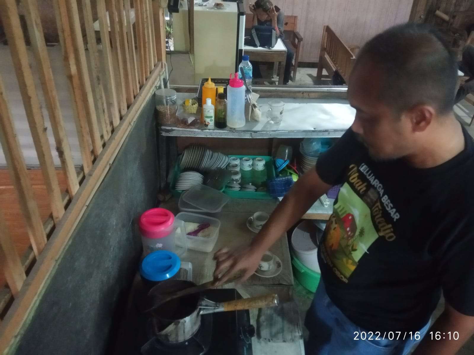 Foto: Iwan Tri Handono, pemilik warung Torejo saat membuat Kopi Kothok. (Ahmad Sampurno/ Ngopibareng.id)