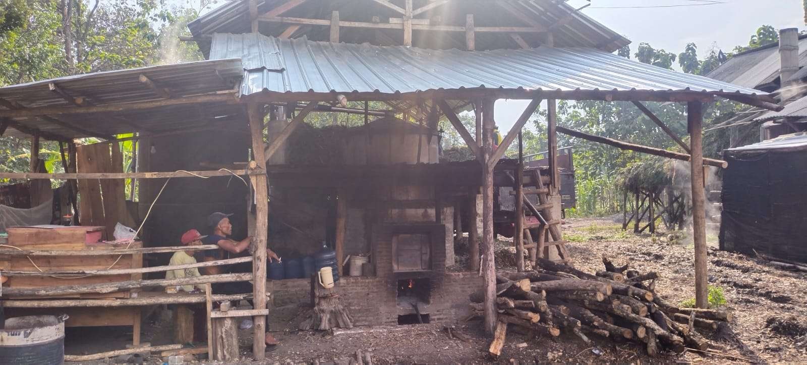 Tempat penyulingan kayu putih di BPKPH Pradok KPH Bojonegoro, Dusun Pradok Desa/ Kecamatan Bubulan.