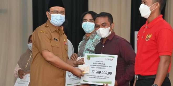 Walikota Pasuruan menyerahkan bantuan bedah rumah untuk ratusan RTLH. (Foto: Istimewa)