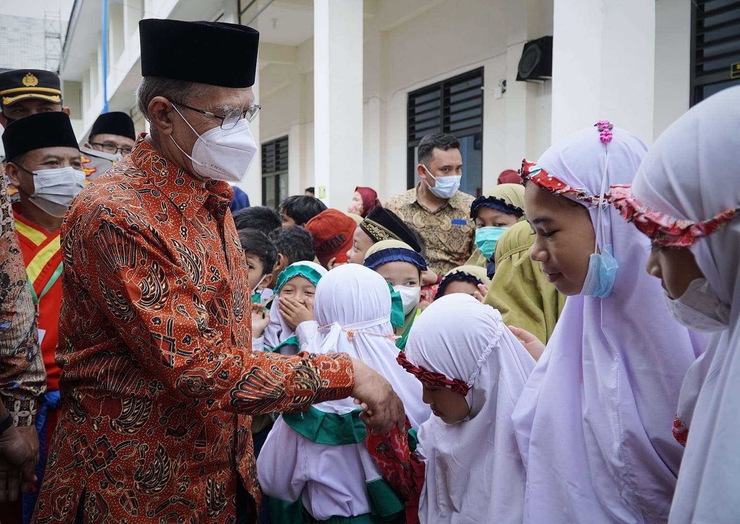 Ketua Umum PP Muhammadiyah Haedar Nashir bersama anak-anak di Caruban, Madiun. (Foto: Istimewa)