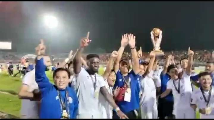 Pemain, manajemen dan official tim Arema FC saat mengangkat trophy Piala Presiden 2022 di Stadion Segiri, Samarinda (Foto: istimewa)