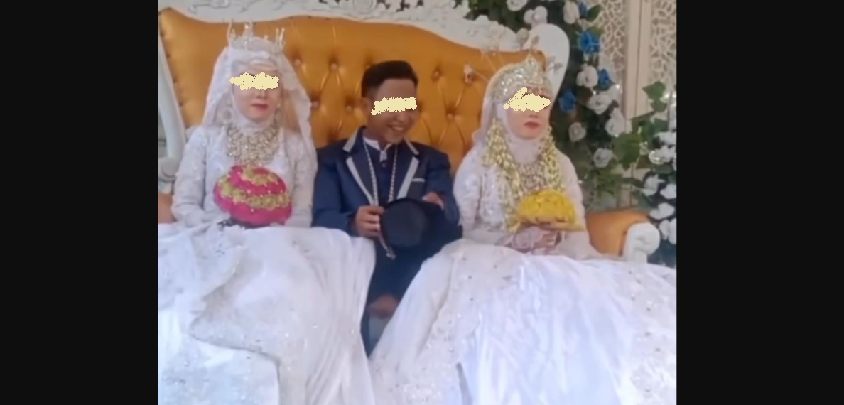 Seorang pria diduga melakukan praktik poligami dengan menikahi dua istri sekaligus. Mereka duduk bersama di pelaminan. (Foto: Istimewa)