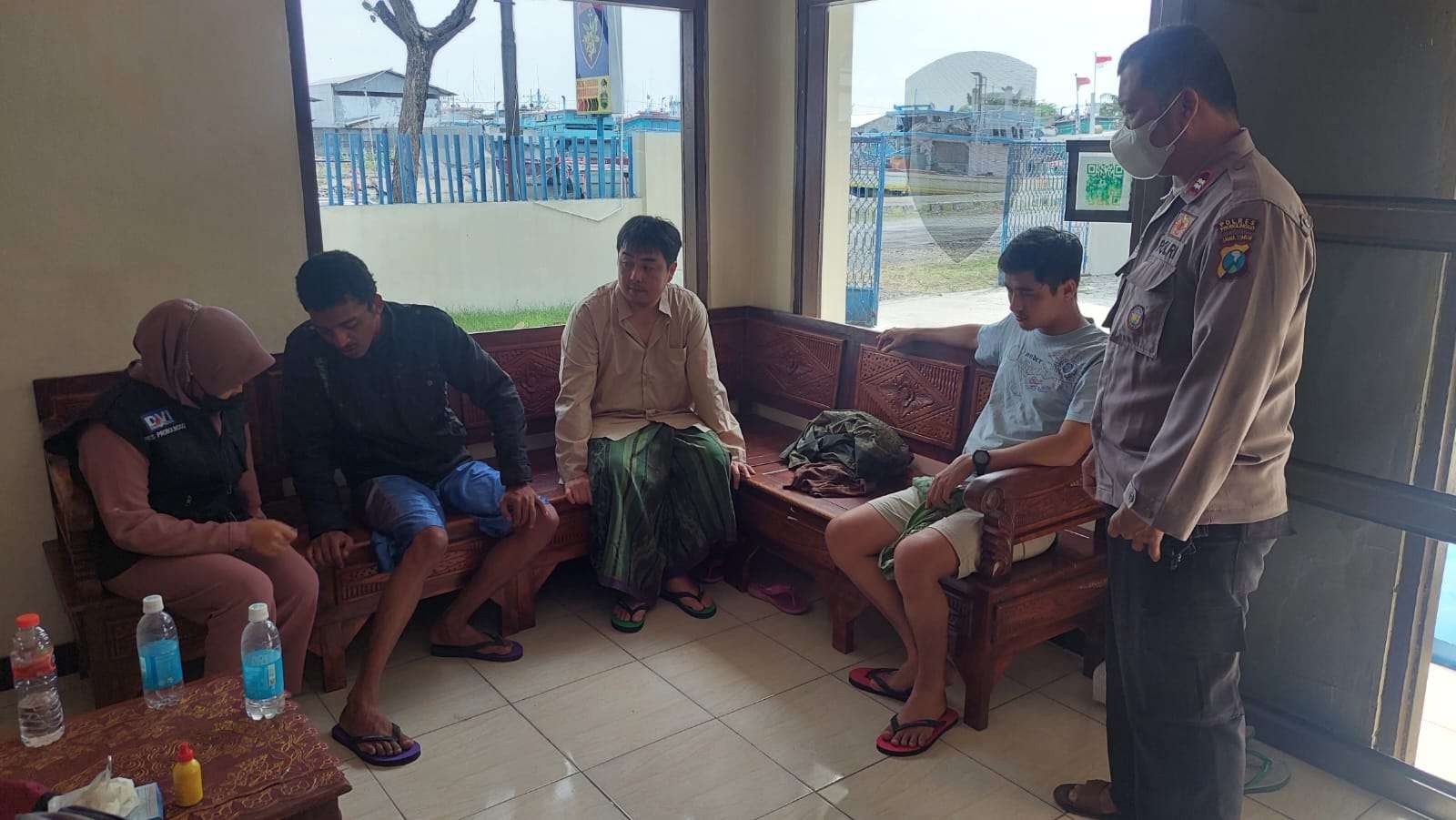 Empat pemancing yang selamat, tiga di antaranya pegawai Imigrasi Surabaya.(Foto:Ikhsan Mahmudi/Ngopibareng)