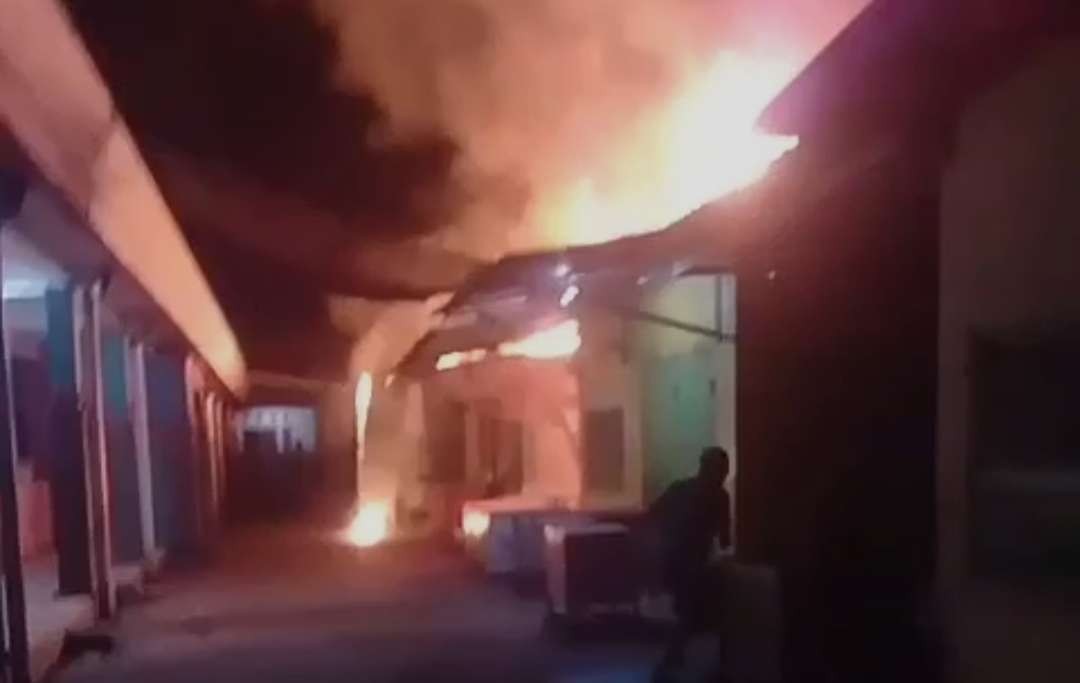 Api membumbung tinggi saat kebakaran di pasar Kedungmaling Kecamatan Sooko, Mojokerto, Jawa Timur. (Foto: Tangkapan layar)