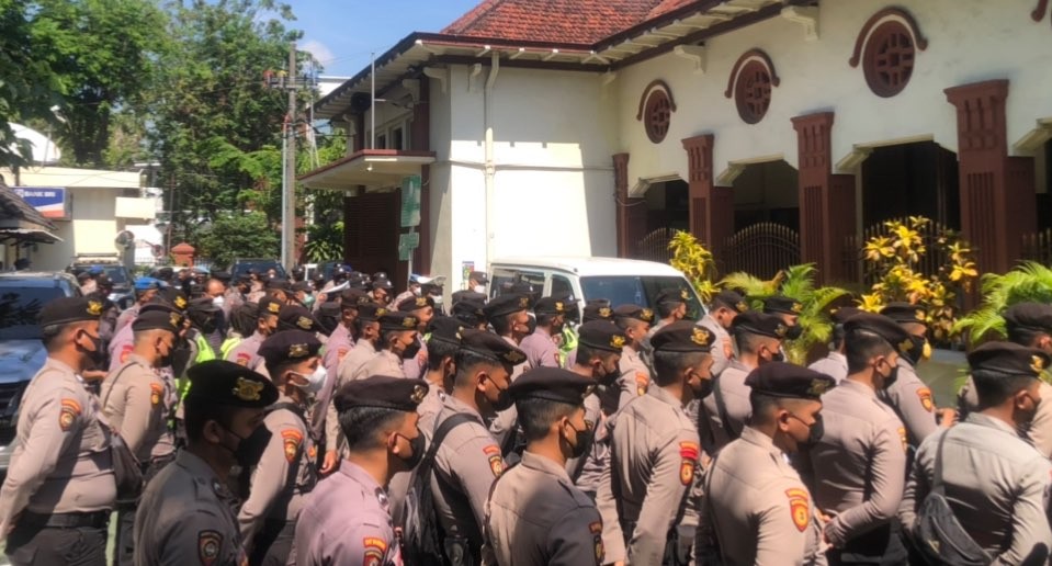 Personel polisi yang disiagakan untuk mengamankan sidang MSAT di PN Surabaya (Foto: Andhi Dwi/Ngopibareng.id)