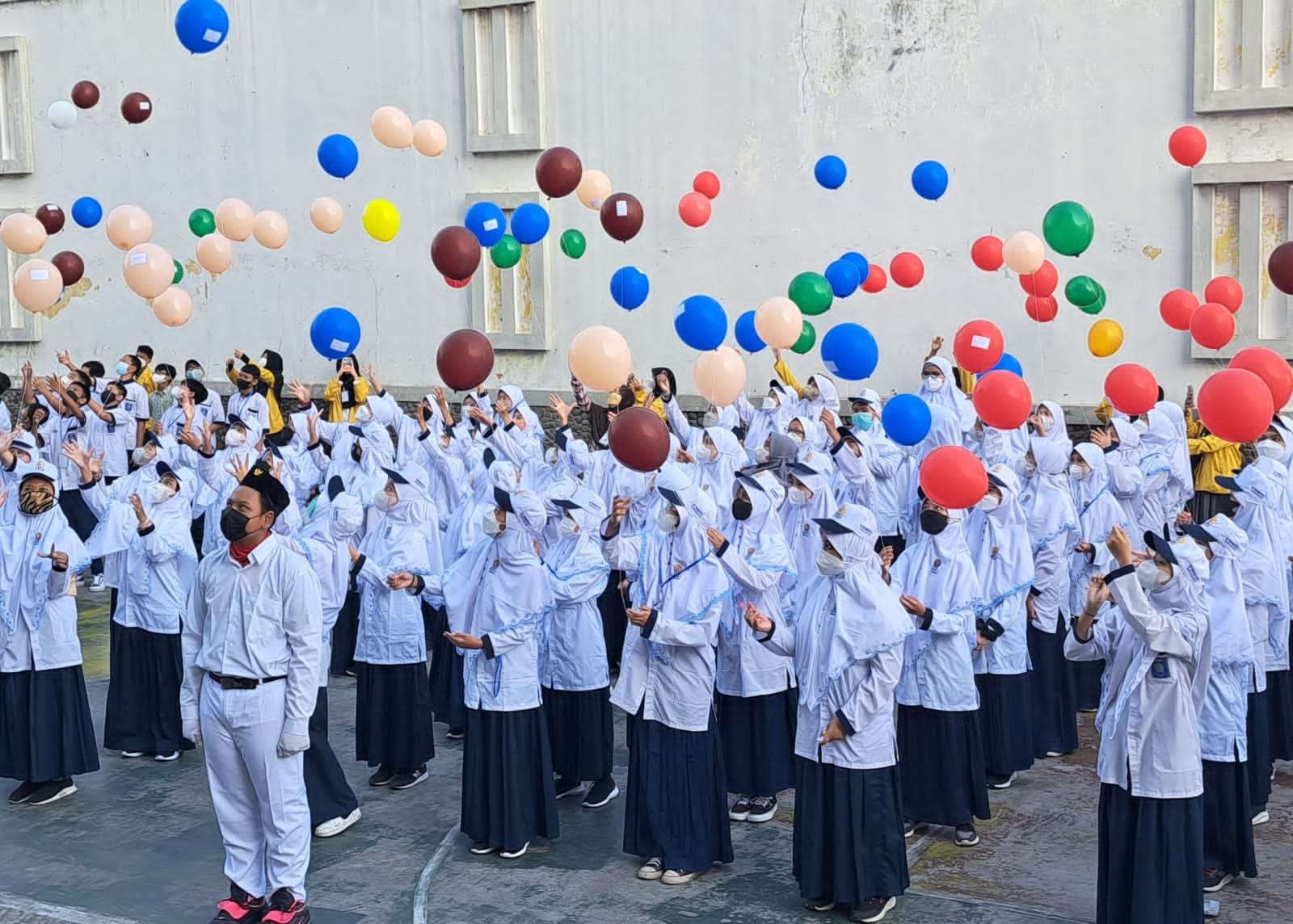 Suasana melepaskan balon harapan dalam rangka Fortasi siswa baru SMP Muhammadiyah 5. (Foto: Pita Sari/Ngopibareng.id)