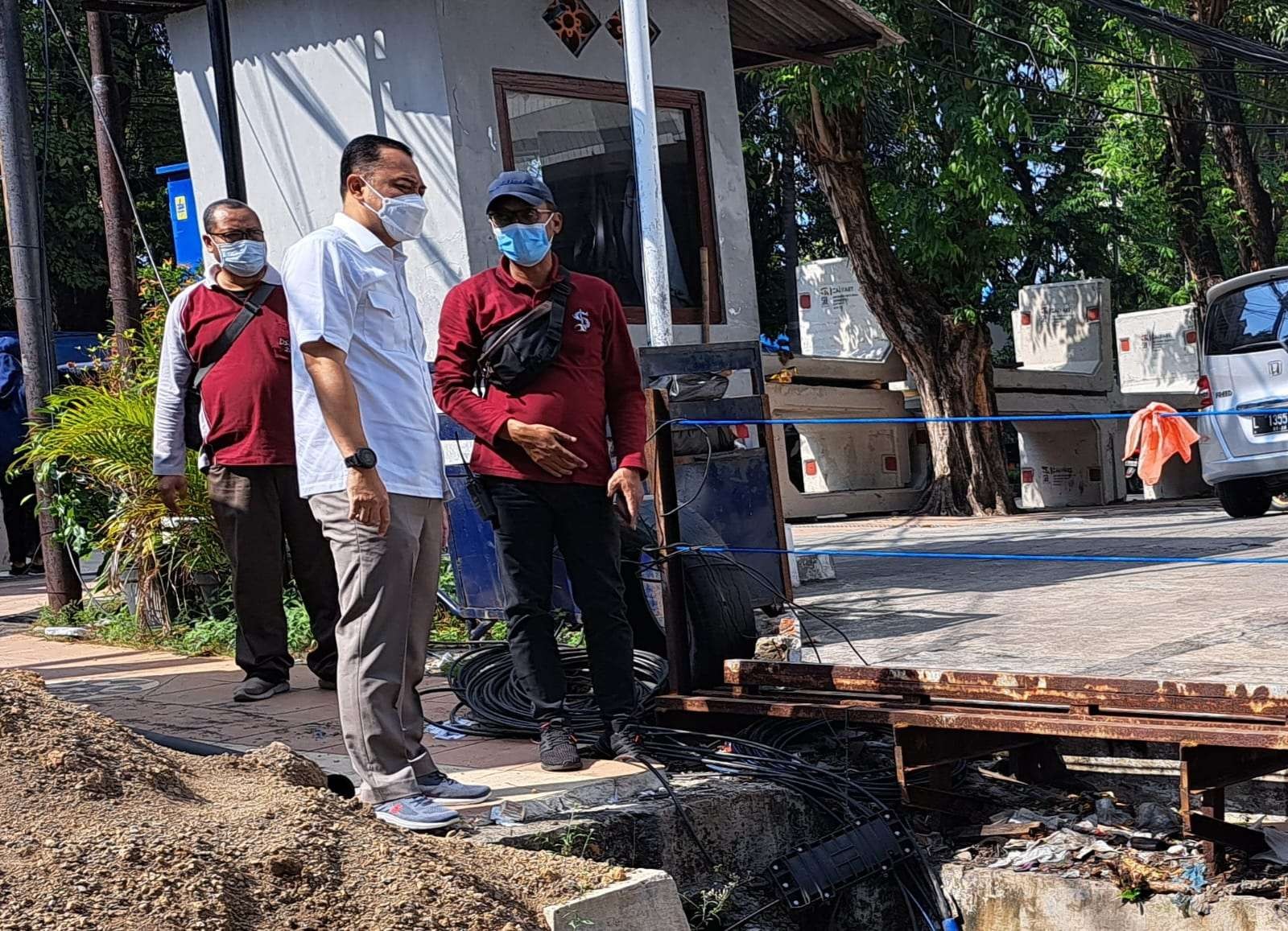 Walikota Surabaya, Eri Cahyadi saat melakukan pengecekan saluran air di kawasan Embong Kenonggo. (Foto: Pita Sari/Ngopibareng.id)