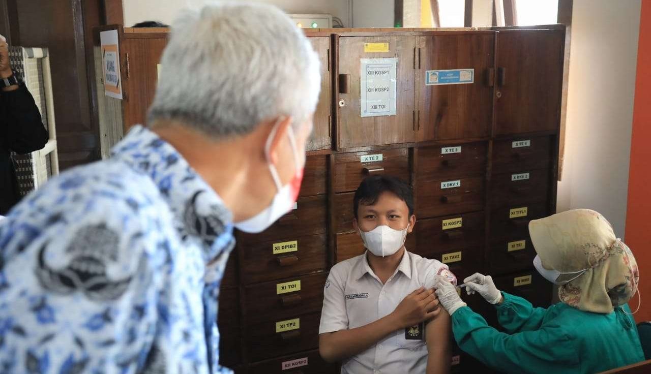 Gubernur Jawa Tengah, Ganjar Pranowo, saat meninjau pelaksanaan vaksin booster di salah satu SMA di Jateng, Senin 18 Juli 2022. (Foto: dok. Humas Pemprov Jateng)