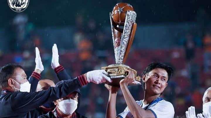 Kapten Tim Arema FC, Johan Farizi saat mengangkat tropi Piala Presiden 2022 (Instagram:@aremafcofficial)