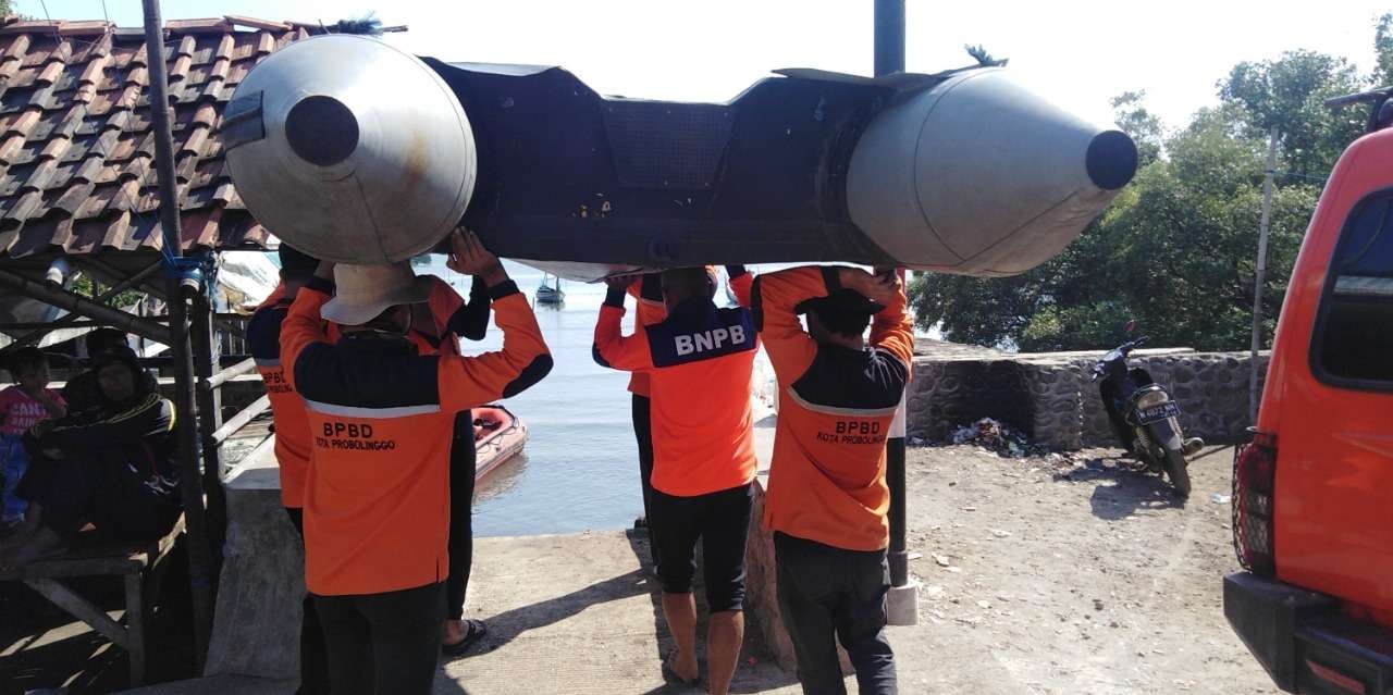 Tim BPBD Kota Probolinggo juga terlibat pencarian nakhoda perahu yang karam. (Foto: Ikhsan Mahmudi/Ngopibareng.id)