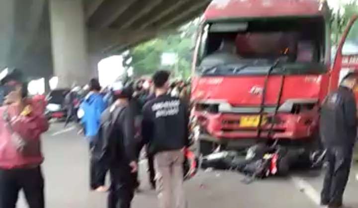 Truk tangki Pertamina diduga pemicu kecelakaan di Cibubur ( foto: istimewa)