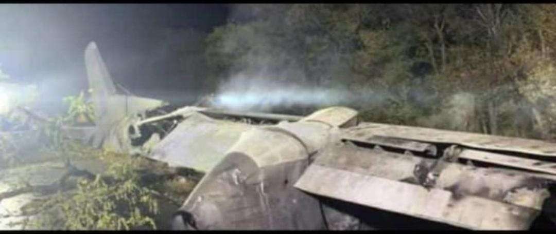 Pesawat latih yang diduga milik TNI AU terjatuh di kawasan Hutan Ketapan di sekitar lokasi makam Suro Nginggil. (Foto: Istimewa)