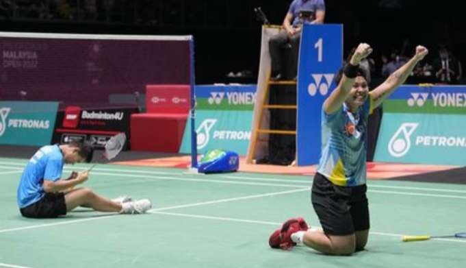 Apriyani/Fadia meluspkan kegembiraannya  menjadi juara Singapore Open 2022 setelah mengalahkan ganda putri China Zhang Shu Xian/Zheng Yu  (foto: istimewa)