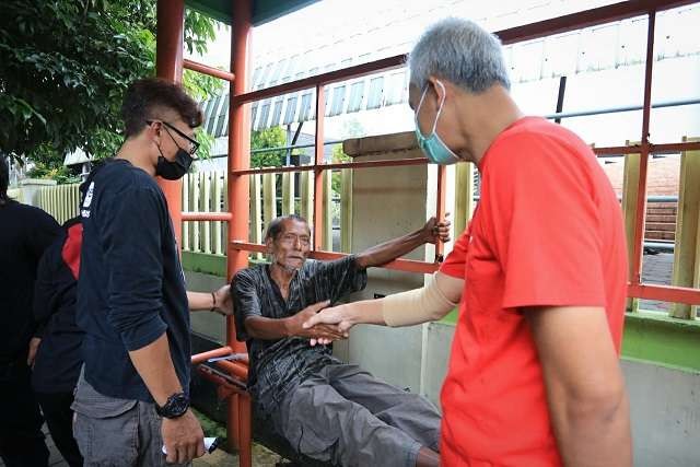 Gubernur Jawa Tengah, Ganjar Pranowo diajak huting ODGJ di Banyumas oleh relawan setempat hingga mengevakuasinya ke rumah sakit. (Foto: Istimewa)