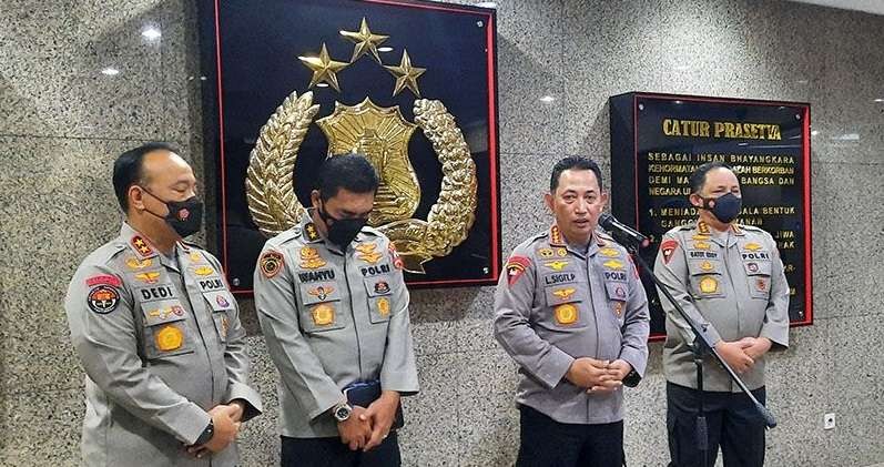 Kapolri Jenderal Listyo Sigit Prabowo saat memberikan keterangan pers terkait penonaktifan Irjen Ferdy Sambo. (Foto Antara)