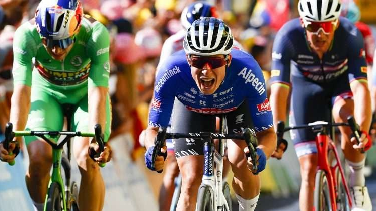 Jasper Philipsen (Alpecin Fenix) menang adu sprint dengan Wout Van Aert (Jumbo VIsma) dan Mads Pedersen (Trek Segafredo) di Tour de France etape 15, Minggu, 17 Juli 2022. (Foto: Istimewa)