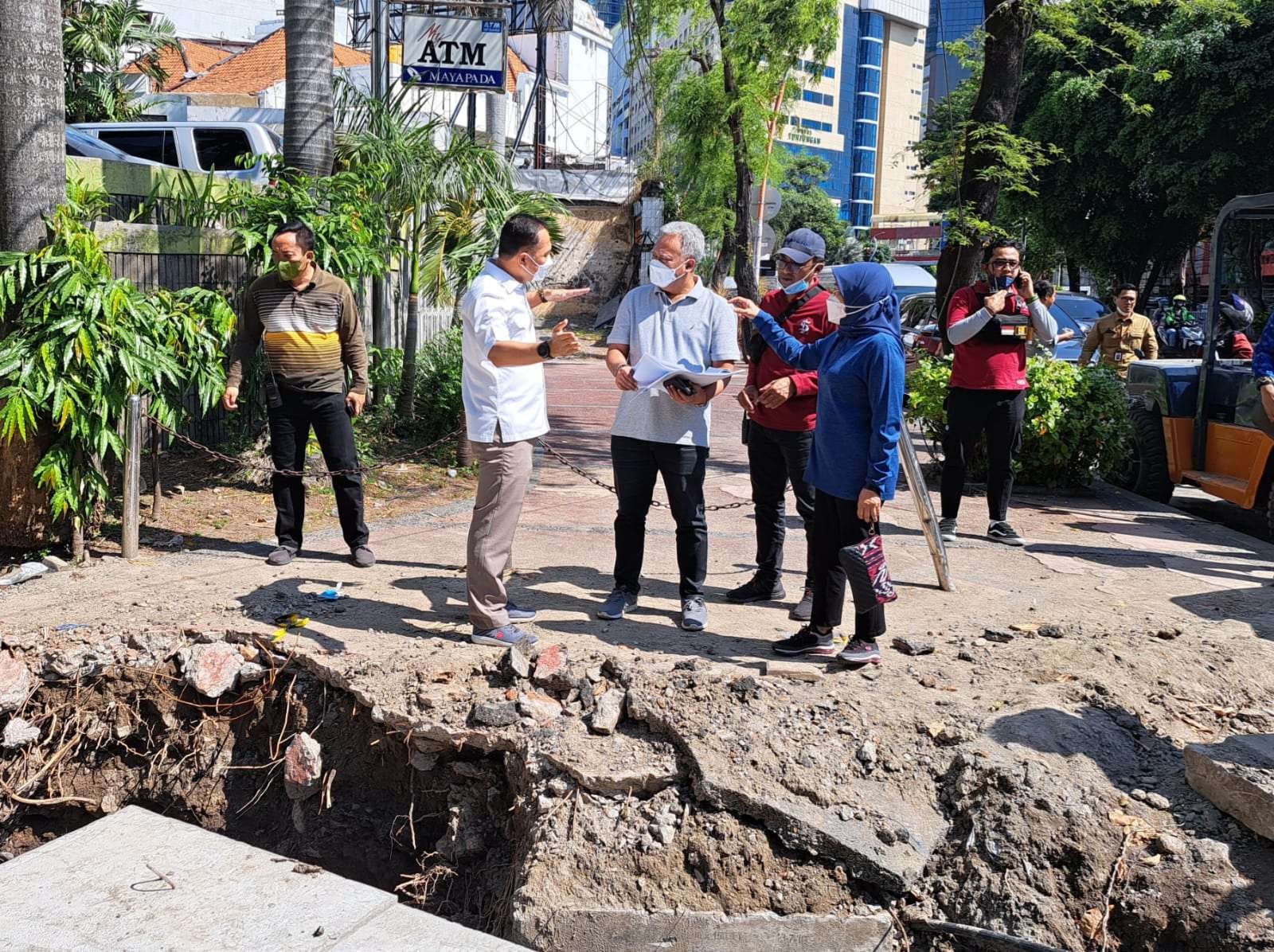Walikota Surabaya, Eri Cahyadi saat mengecek saluran air di Praban. (Foto: Pita Sari/Ngopibareng.id)
