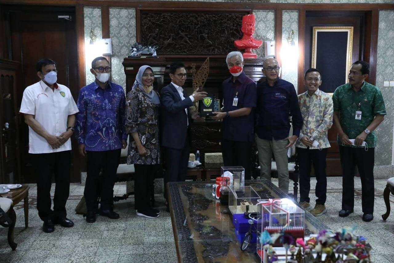Sekjen PB PASI, Tigor Tanjung saat bertemu Gubernur Jawa Tengah Ganjar Pranowo terkait Kejurnas Atletik 2022. (Foto: ist)