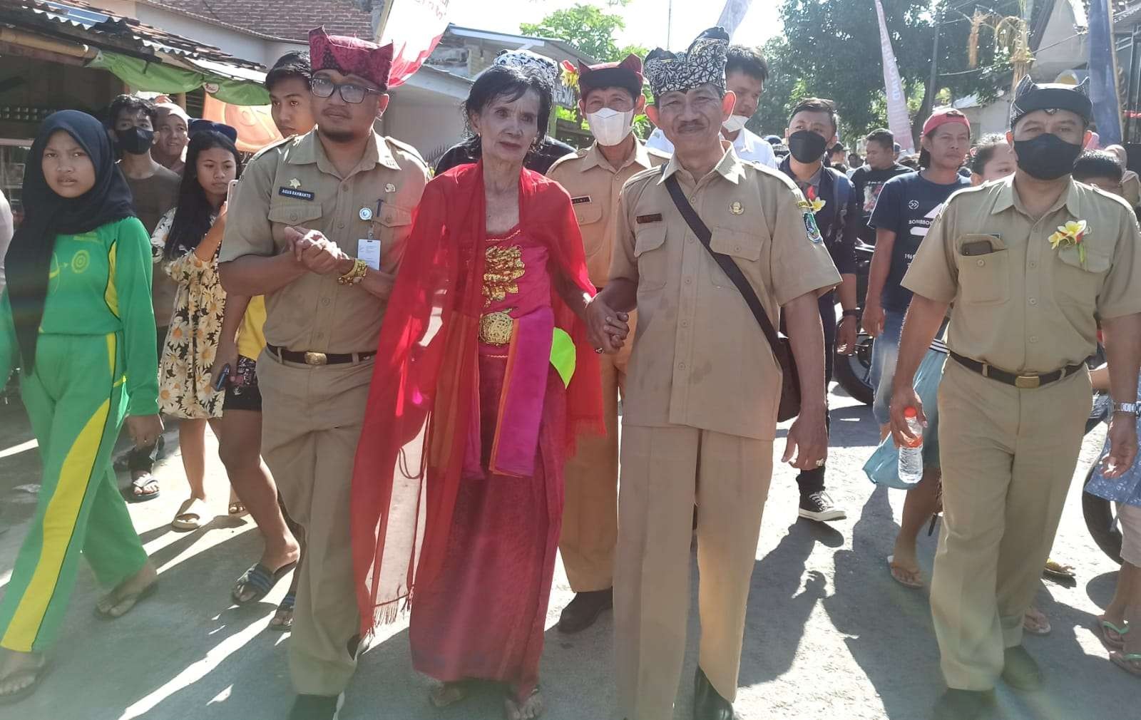 Penari Seblang Bakungan, Supani, didampingi perangkat kelurahan usai melakukan kembali ritual adat Seblang. (Foto: Muh Hujaini/Ngopibareng.id)