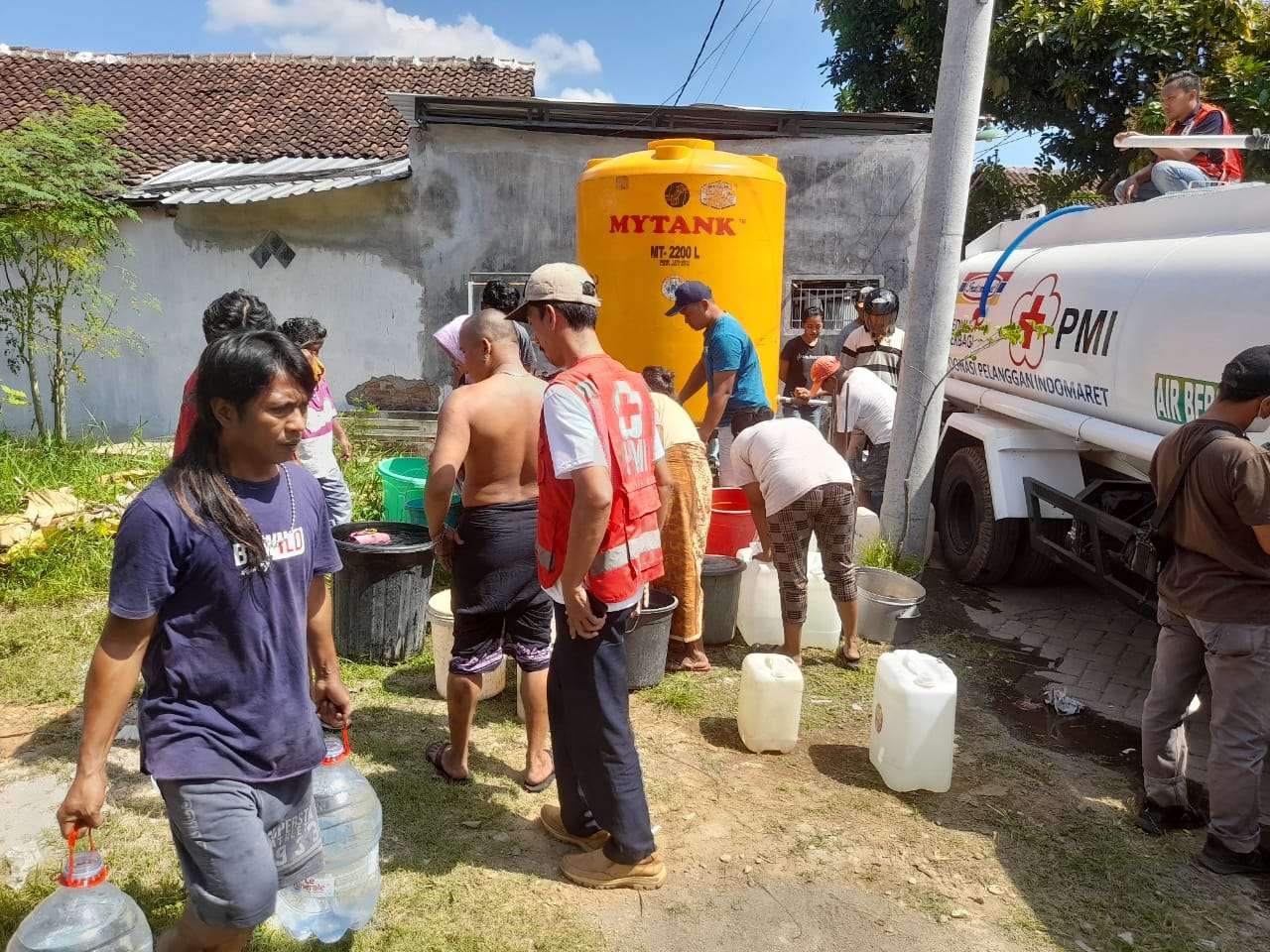 Warga Lingkungan Tegal Rejo, Kelurahan Jember Lor, Kecamatan Patrang yang mengalami krisis air bersih sedang mengambil air bantuan dari PMI Jember (Foto: Istimewa)