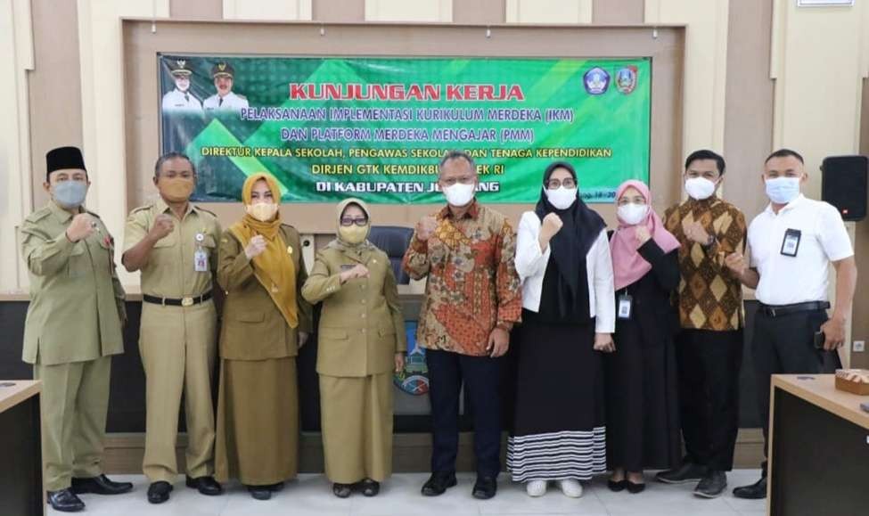 Bupati Jombang Munjidah Wahab, menerima kunjungan kerja tim dari Kemendikbudristek berkaitan dengan Kurikulum Merdeka. (Foto: Istimewa)