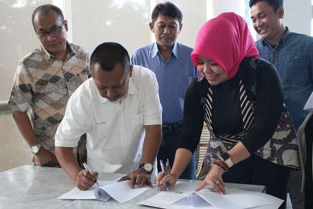 Penandatanganan nota kesepahaman antara PWI Jawa Timur dengan STIKOSA-AWS, dalam mendukung program pendidikan meraih sarjana S-1. (Foto: Istimewa)