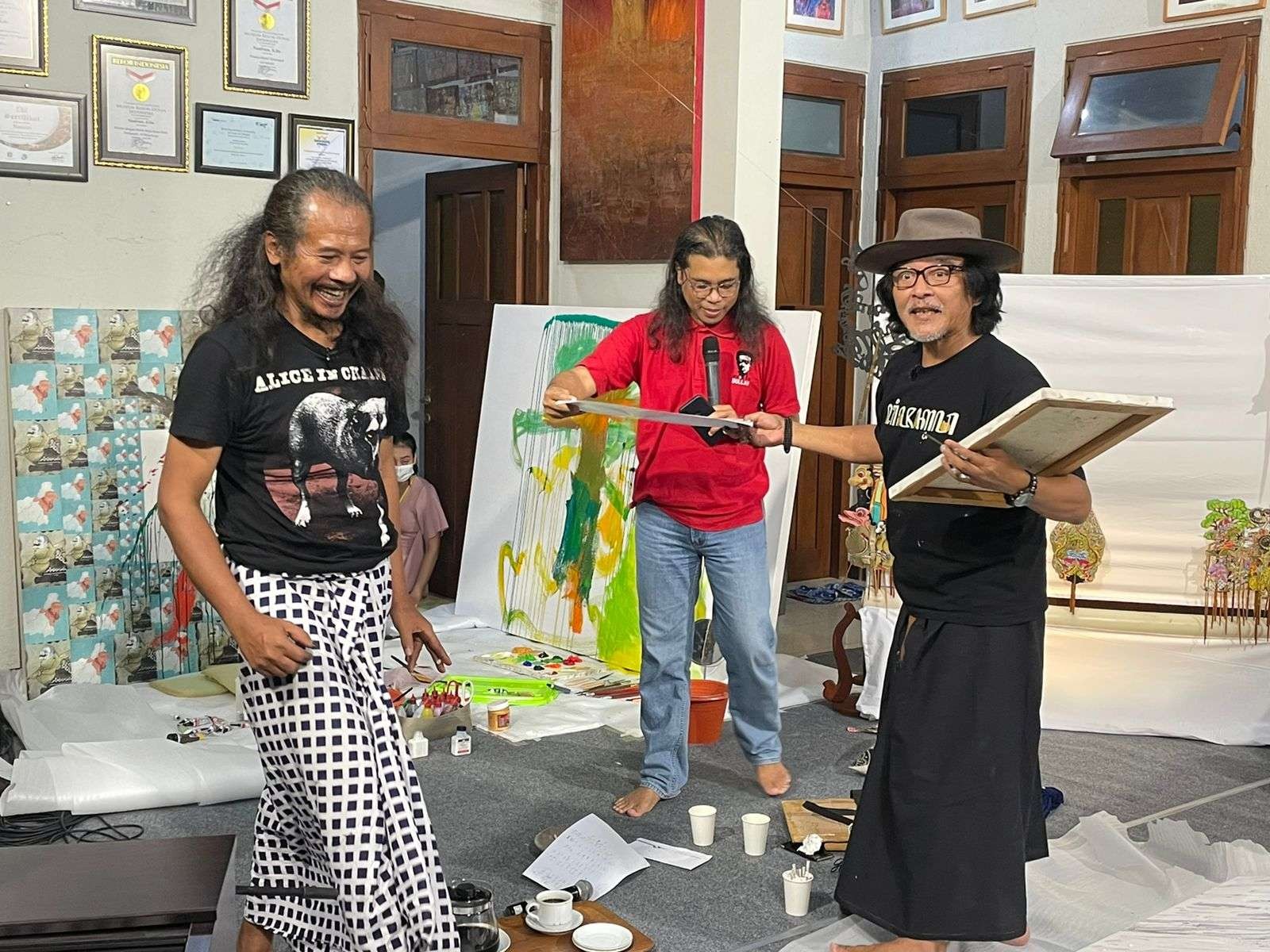 Kolaborasi Sujiwo Tejo dengan Nasirun, perupa yang karyanya bernilai ratusan juta melukis bareng sambil rekaman podcast. Ada katrol mengatrol antara seniman pemula dengan seniman maestro. (Foto: Istimewa)