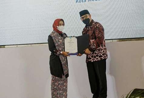 Walikota Mojokerto, Ika Puspitasari menerima penghargaan Manggala Karya Kencana (MKK) dari Badan Kependudukan dan Keluarga Berencana Nasional (BKKBN) diserahkan Kepala BKKBN RI Dr.(H.C.) dr. Hasto Wardoyo, Sp.OG(K), pada Rabu 6 Juli 2022. (Foto: Istimewa)
