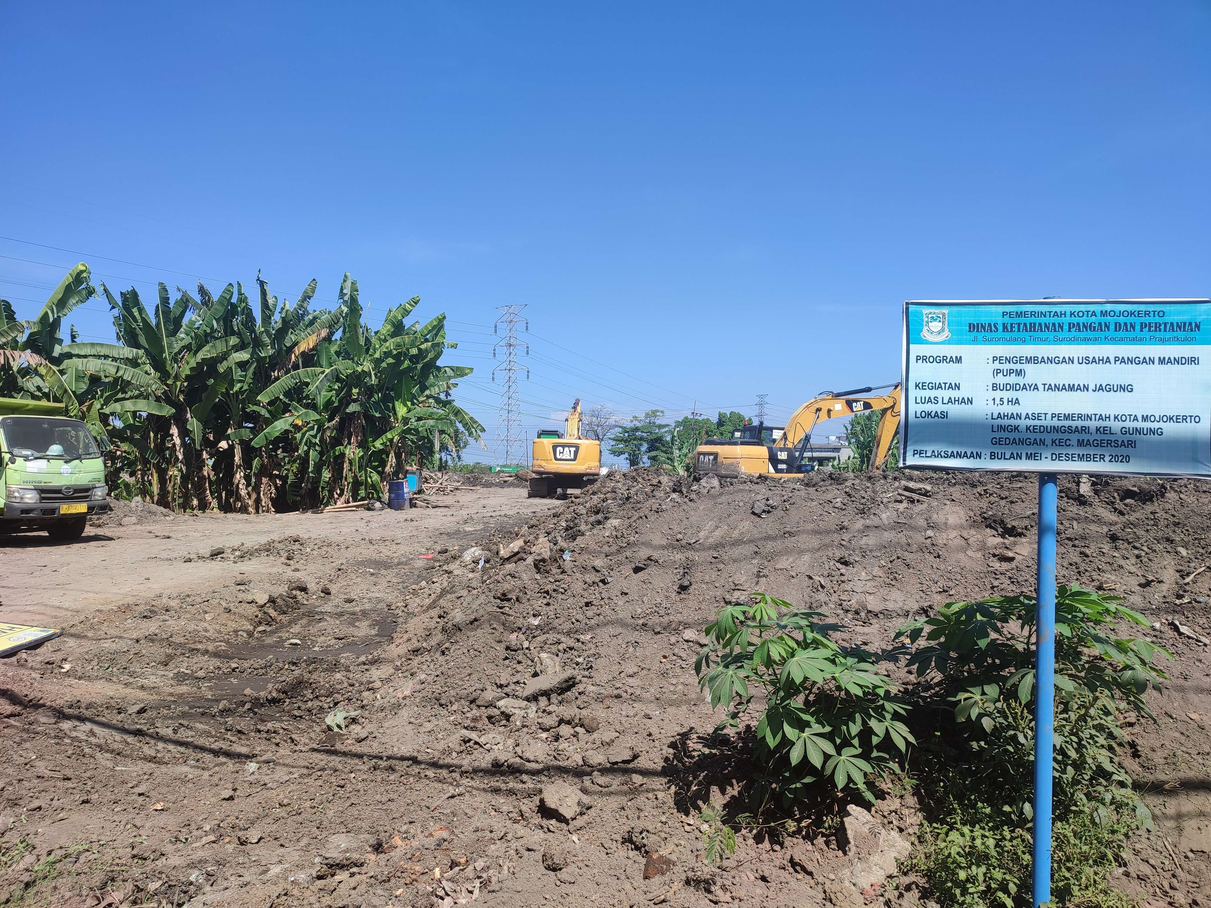 Lokasi penampungan material tanah bercampur lumpur proyek Jalan Empunala.(Foto: Deni Lukmantara/Ngopibareng.id)