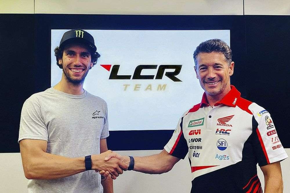 Alex Rins berjabat tangan dengan Lucio Cecchinello setelah penandatangan kontrak mulai 2023. (Foto: Istimewa)