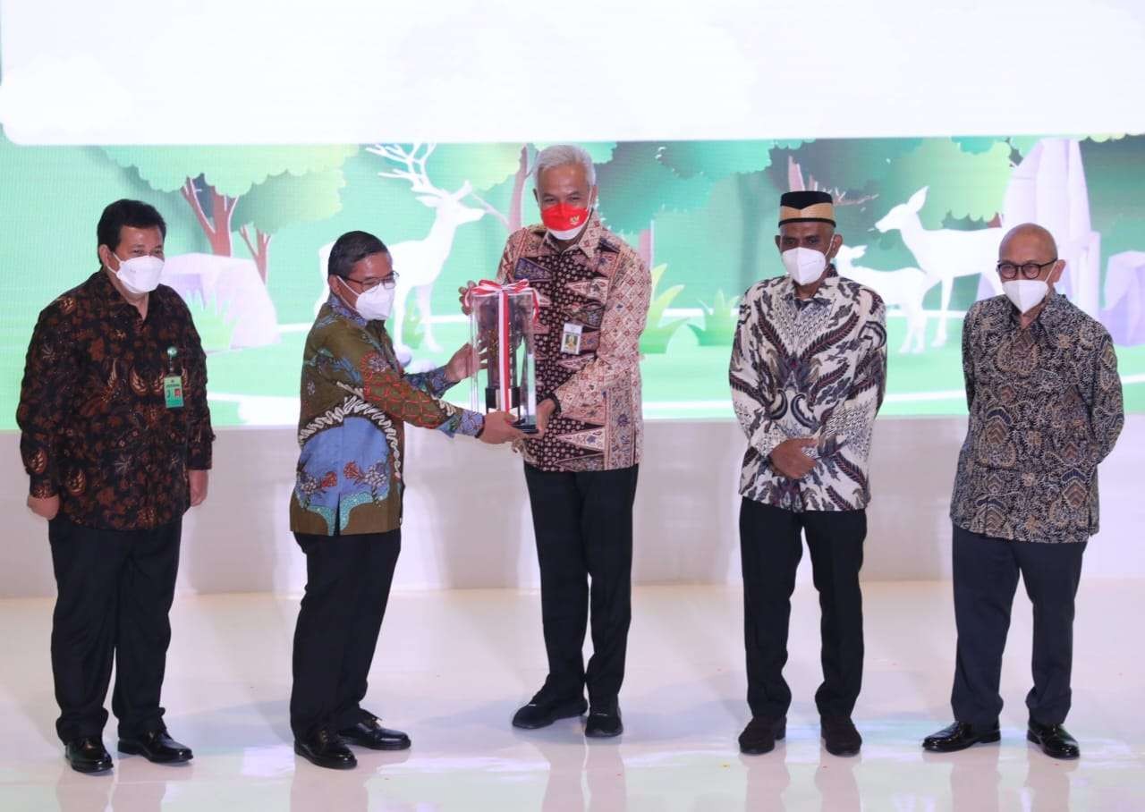 Gubernur Jawa Tengah Ganjar Pranowo menerima penghargaan Green Leadership Nirwasita Tantra 2021 dari Kementerian Lingkungan Hidup dan Kehutanan (KLHK). (Foto: Istimewa)