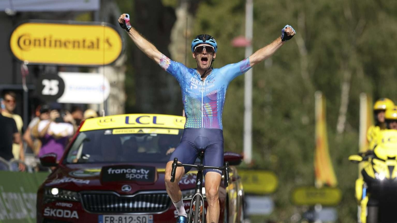 Hugo Houle (Israel-PremierTech) dengan sepeda Factor Ostro VAM berhasil menjadi pemenang di pembuka minggu ketiga Tour de France 2022. (Foto: Istimewa)
