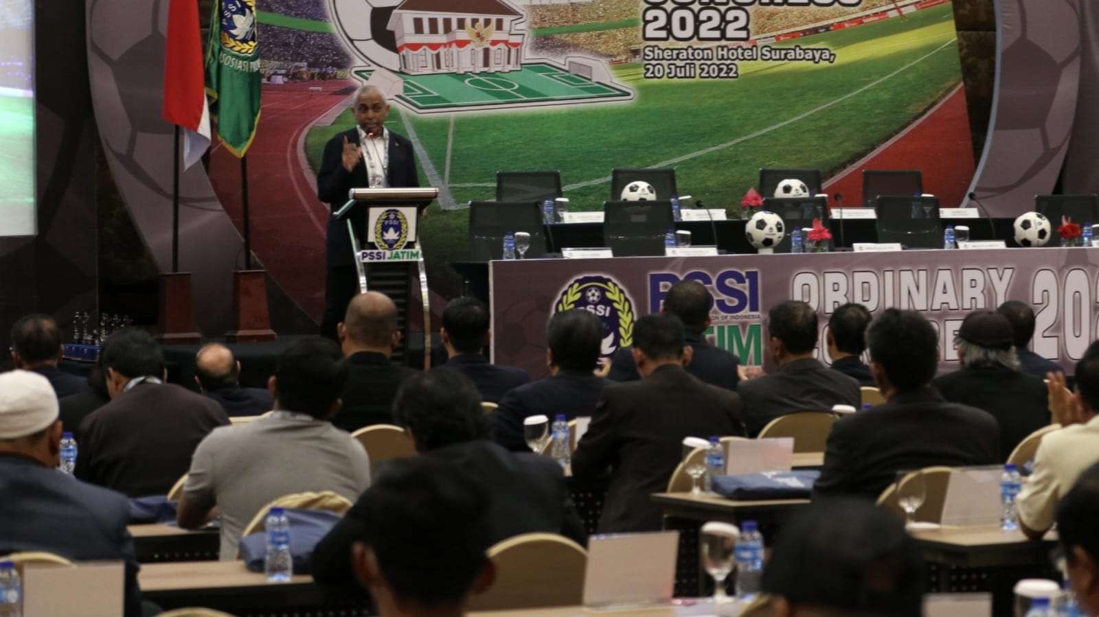 Ketua PSSI Jatim, Ahmad Riyadh UB saat memberi sambutan dalam Kongres Tahunan PSSI 2022 di Hotel Sheraton, Surabaya, Rabu 20 Juli 2022. (Foto: Fariz Yarbo/Ngopibareng.id)
