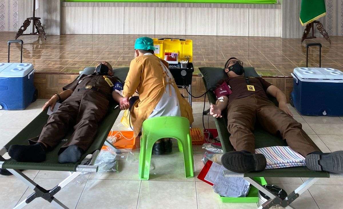Pegawai Kejaksaan Negeri Banyuwangi mengikuti donor darah dalam rangka hari bakti Adhyaksa ke-62 (foto:istimewa)