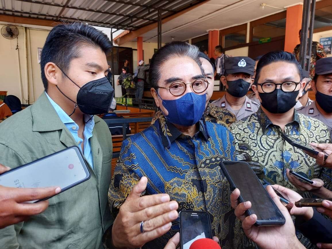 Kuasa Hukum Terdakwa, Hotma Sitompul saat berada di Pengadilan Negeri Kota Malang (Foto: Lalu Theo/Ngopibareng.id)