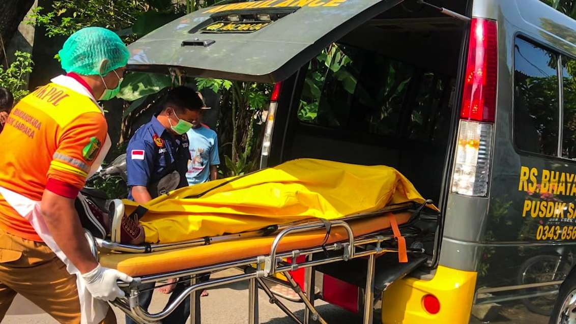 Evakuasi jenazah Suwarsih oleh petugas RS Bhayangkara Pusdik Porong (foto : istimewa)