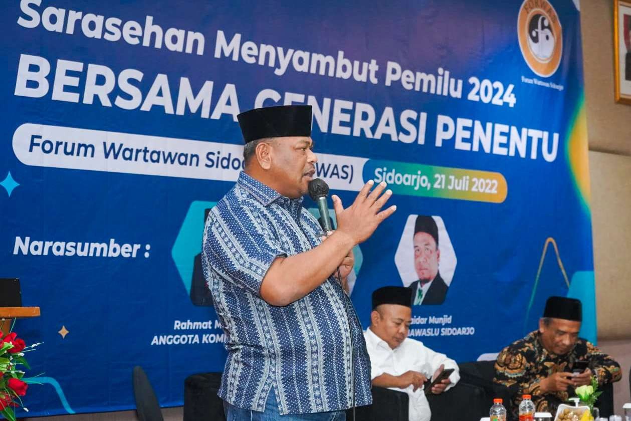 Anggota Komisi II DPR RI, Rahmat Muhajirin saat menyampaikan materi menyambut Pemilu 2024 di sarasehan FORWAS. (Foto: Aini Arifin/Ngopibareng.id)