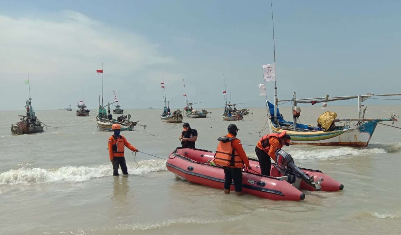 BPBD Kabupaten Tuban menerjunkan peralatan berupa perahu karet untuk operasi pencarian (dok. BPBD Tuban)