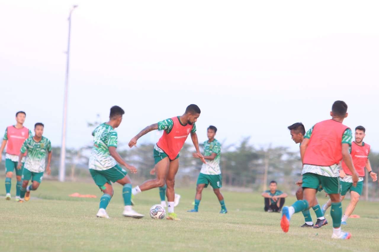 Pemain Persebaya saat menjalani latihan di Lapangan ABC Stadion Gelora Bung Tomo, Surabaya, Rabu 20 Juli 2022. (Foto: Fariz Yarbo/Ngopibareng.id)