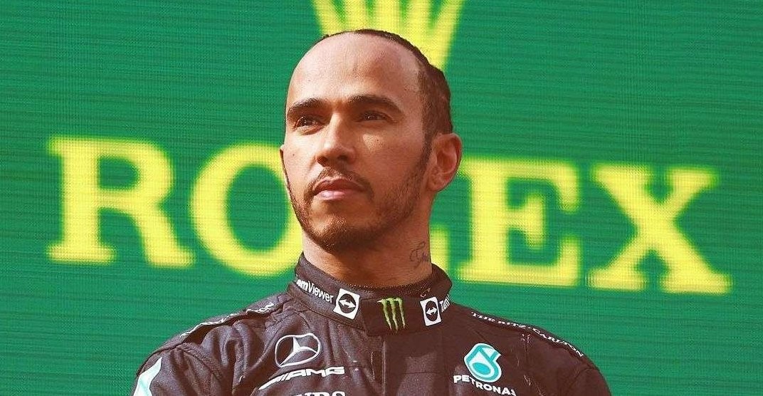Lewis Hamilton memberi kesempatan Nyck de Vries untuk mengendarai mobilnya di FP1 GP Prancis sebagai bagian dari pemenuhan aturan yang ditetapkan oleh regulator. (Foto: Instagram/@lewishamilton).