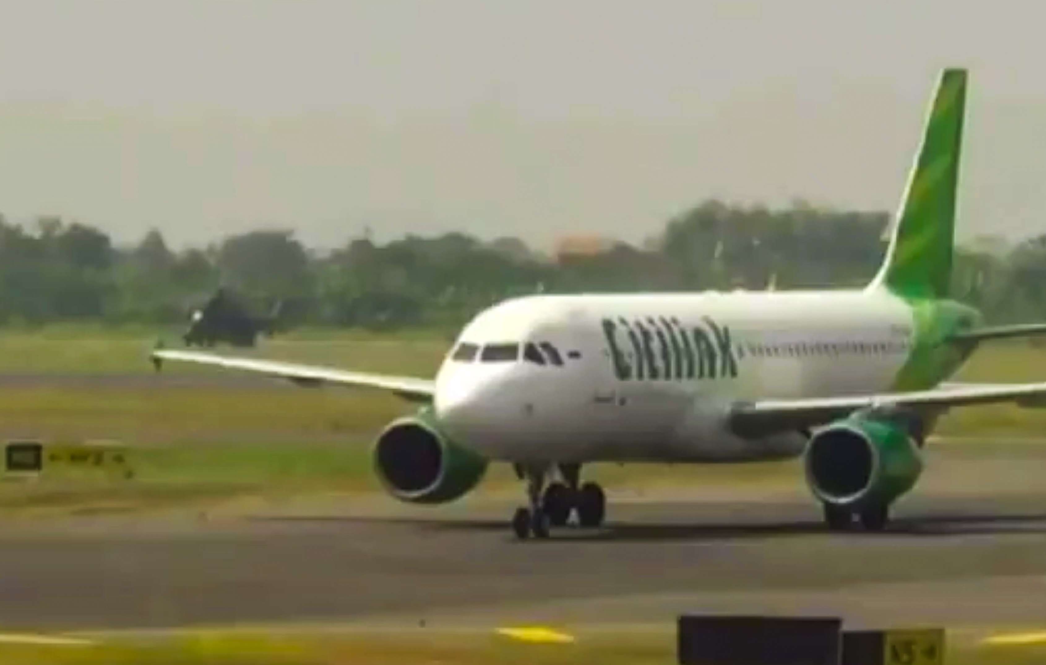 Pesawat Citilink ketika mendarat di Bandara Juanda Surabaya, pilot sakit hingga akhirnya meninggal. (Foto: Istimewa)