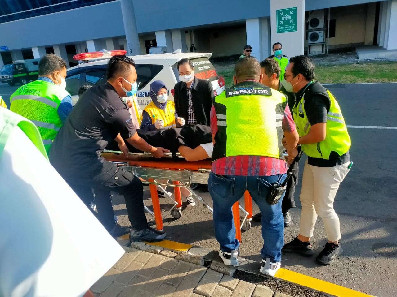 Petugas Bandara Internasional Juandar saat melakukan evakuasi pilot Citilink, Kamis 21 Juli 2022. (Foto: Istimewa)