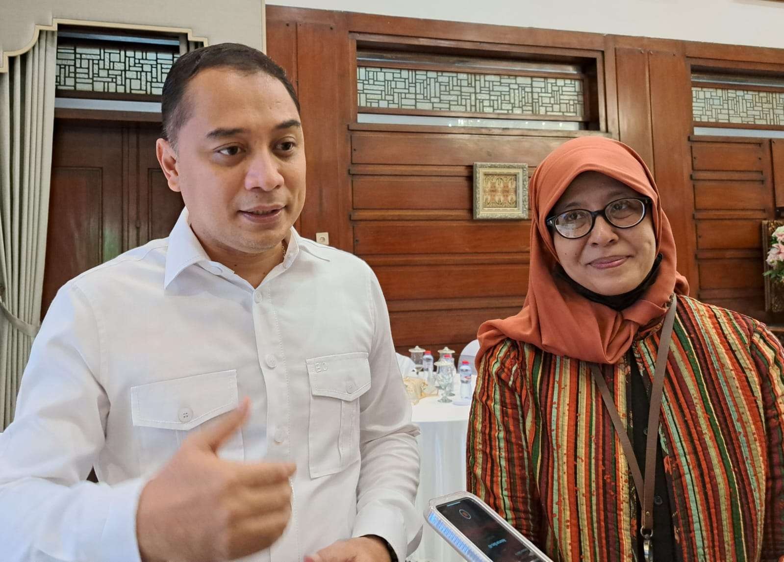 Walikota Surabaya Eri Cahyadi bersama Wakil Dekan Fakuktas Teknik Sipil ITS, Ir Ervina Ahyudanari bersinergi untuk mengatasi masalah kota. (Foto: Pita Sari/Ngopibareng.id)