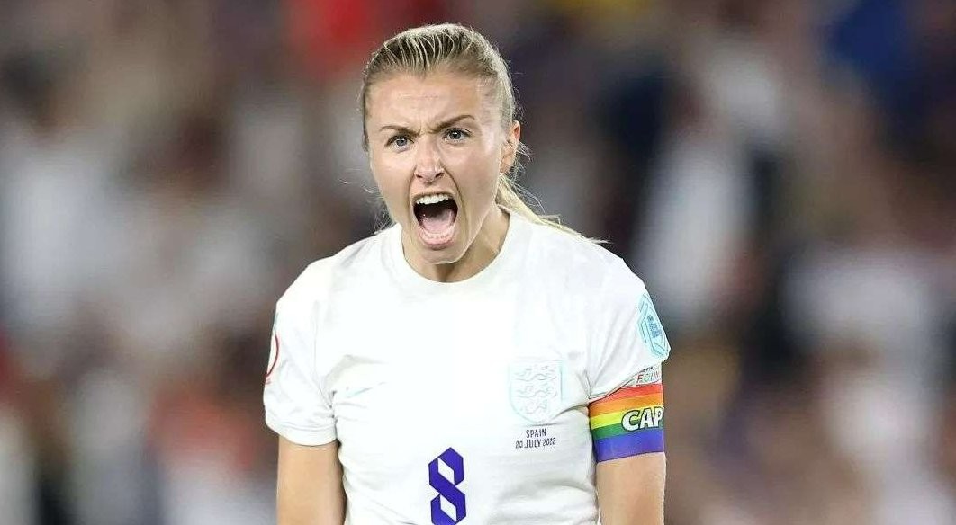 Kapten Timnas Wanita Inggris, Leah Williamson berteriak kegirangan setelah Timnas Inggris memastikan tiket semifinal di genggaman mereka. (Foto- Instagram/@englandwomensteam))