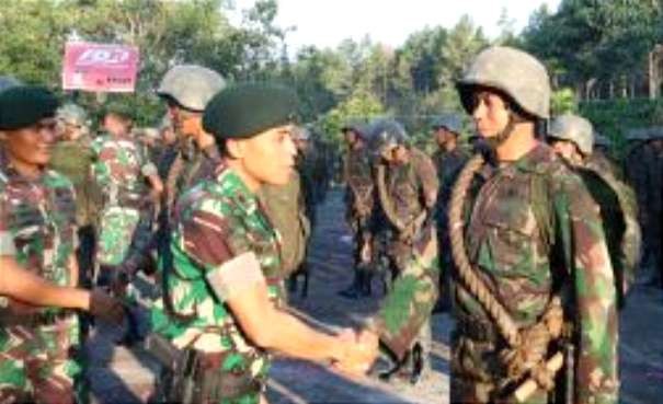 Danyonif Raider 514/SY Kostrad, Mayor Inf. Rinto Wijaya memberikan selamat kepada prajurit baru yang melaksanakan tradisi masuk satuan.(foto:guido saphan/ngopibareng.id)