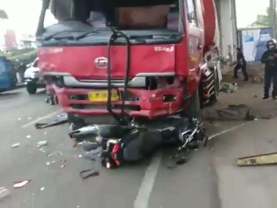 Truk tangki BBM Pertamina menggilas penggendara motor saat kecelakaan maut di Jalan Transyogi, Cibubur, Jawa Barat, Senin 18 Juli 2022. (Foto: Istimewa)