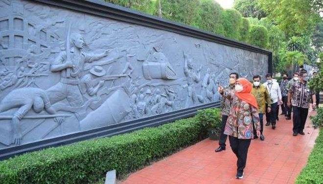Gubernur Jawa Timur Khofifah Indar Parawansa saat meninjau renovasi Anjungan Jawa Timur TMII. (Foto: Istimewa)